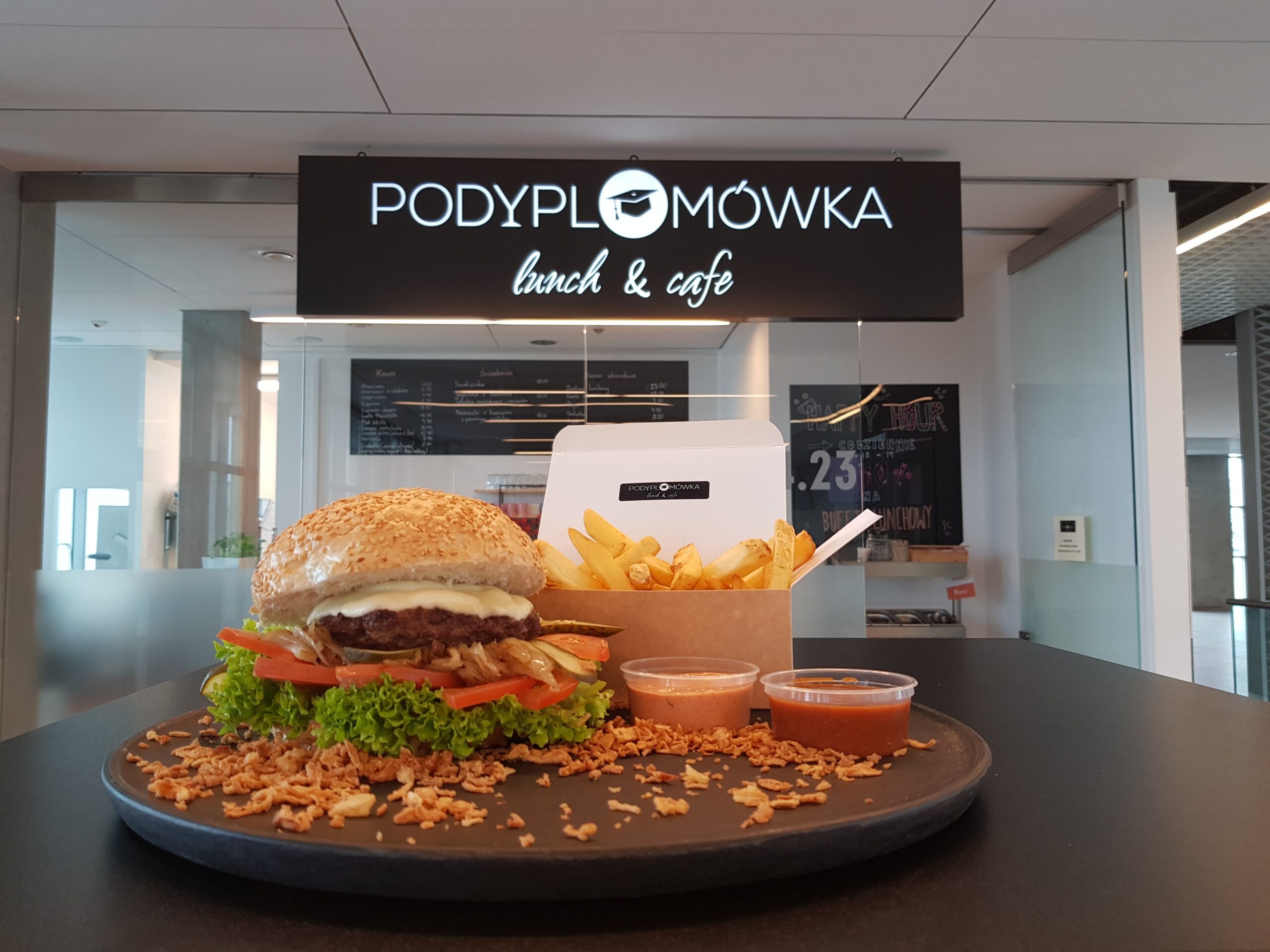 Burger z frytkami - lunch dnia w Restauracji Podyplomówka Poznań.