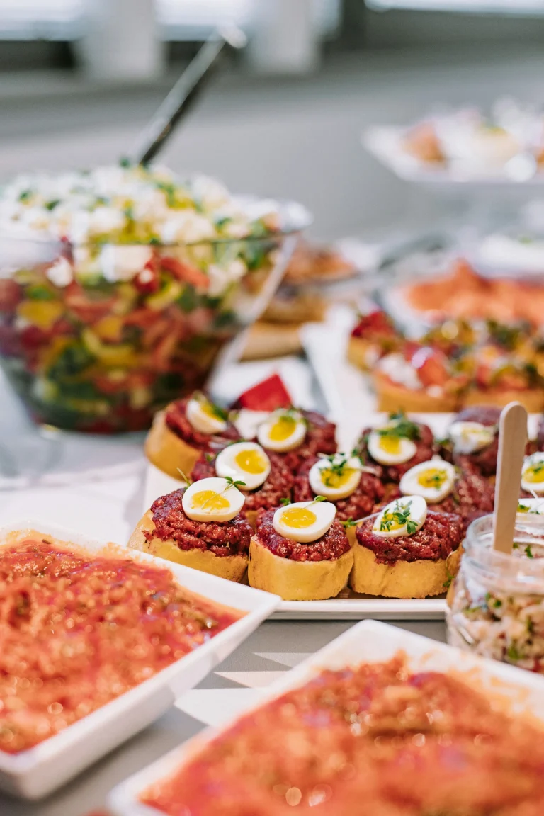 Finger foods i szwedzki stół - catering firmowy Poznań
