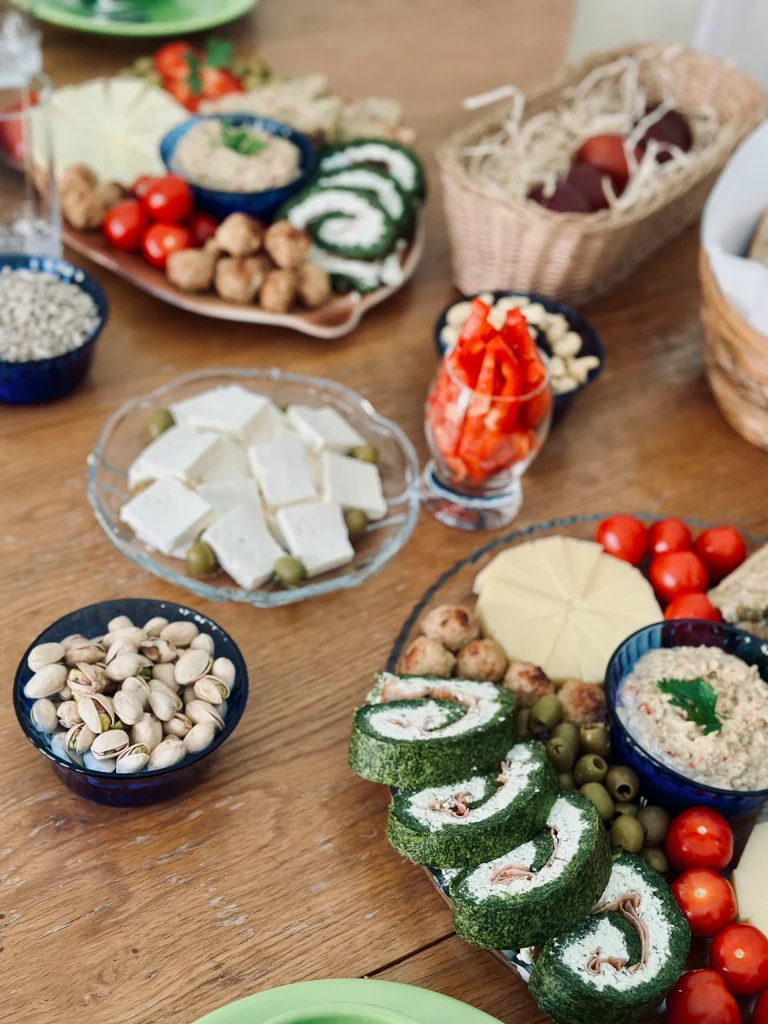 Stół wielkanocny - potrawy i przekąski Wielkanocne - catering na Wielkanoc.